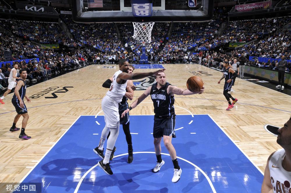 足球比赛中 足球比赛中